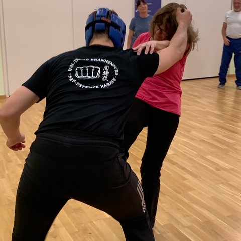 Frauen und Mädchen ab 14 Jahren