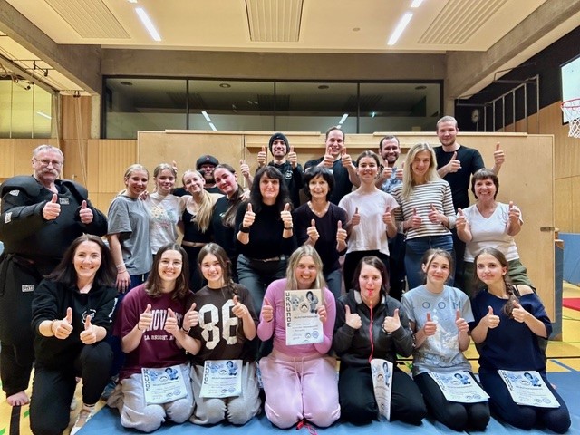 Frauen und Mädchen ab 14 Jahren