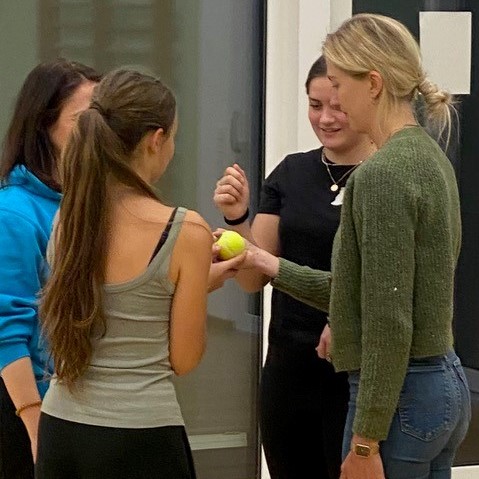 Frauen und Mädchen ab 14 Jahren