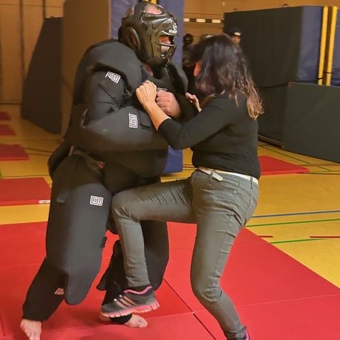 Frauen und Mädchen ab 14 Jahren