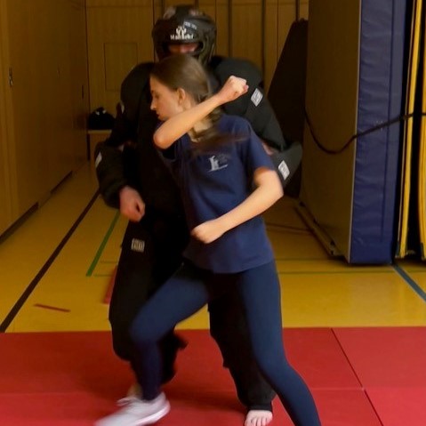 Frauen und Mädchen ab 14 Jahren